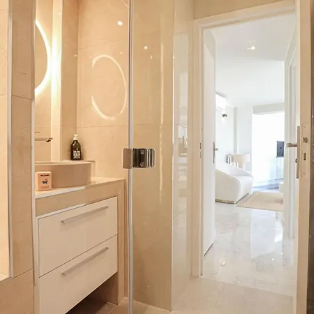 Vue Unique Luxueux, Parking Menton