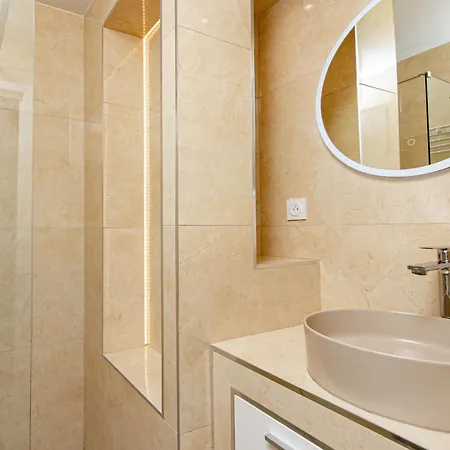 Vue Unique Luxueux, Parking Menton