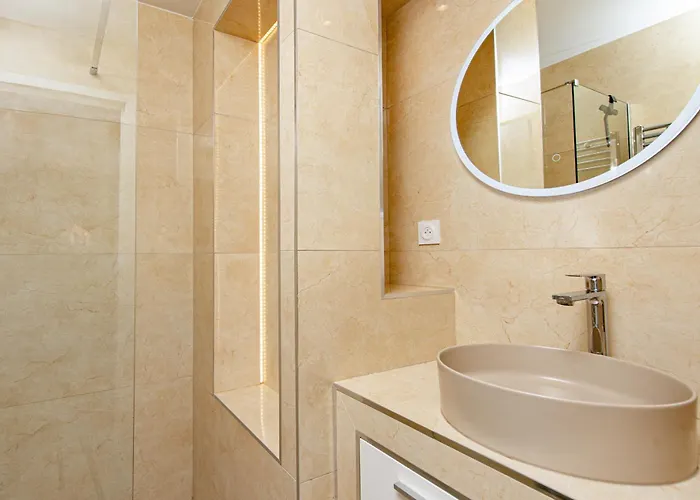 Vue Unique Luxueux, Parking Menton