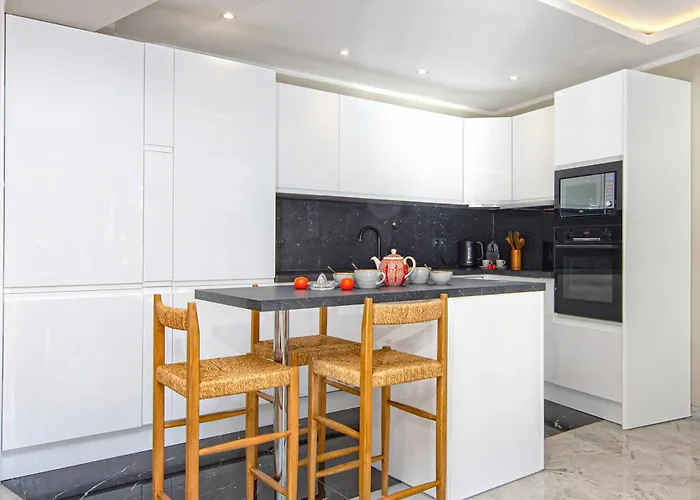 Vue Unique Luxueux, Parking Menton